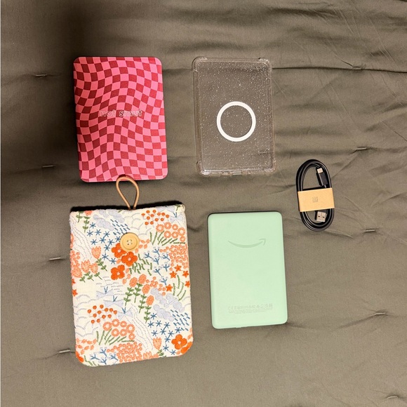 Kindle Basic with Accessories Bundle - Picture 3 of 6